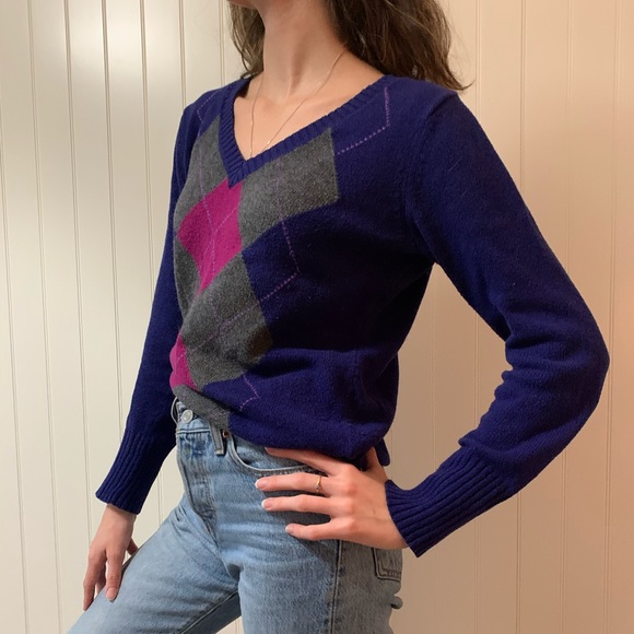 Women’s V-Neck Sweater - Picture 3 of 5